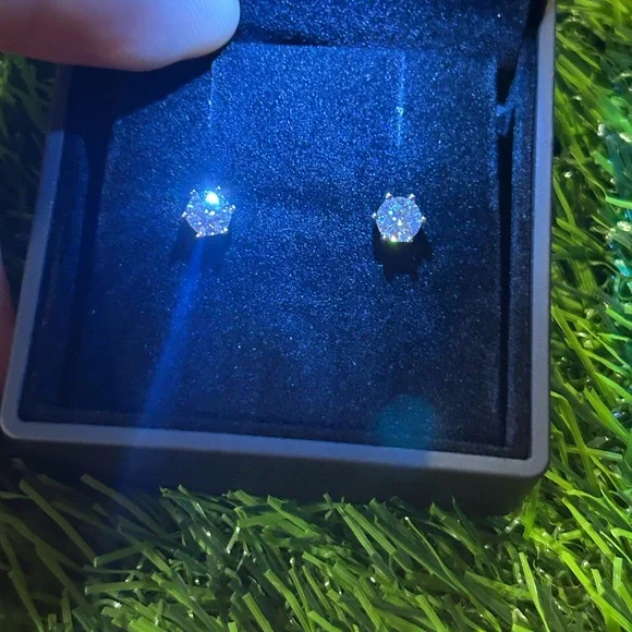 VVS1 Moissanite Stud Earrings - Picture 4 of 7